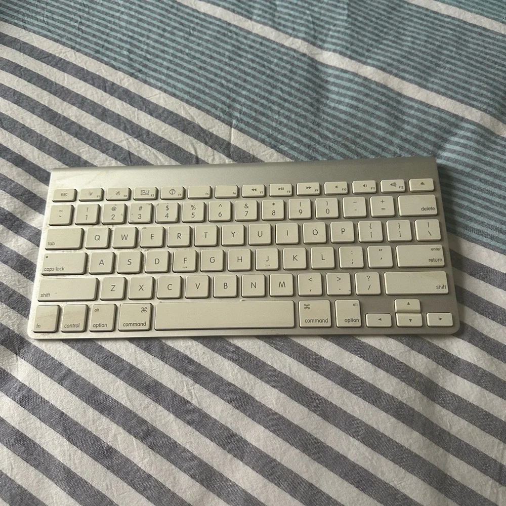 Apple Wireless Keyboard - Picture 3 of 8